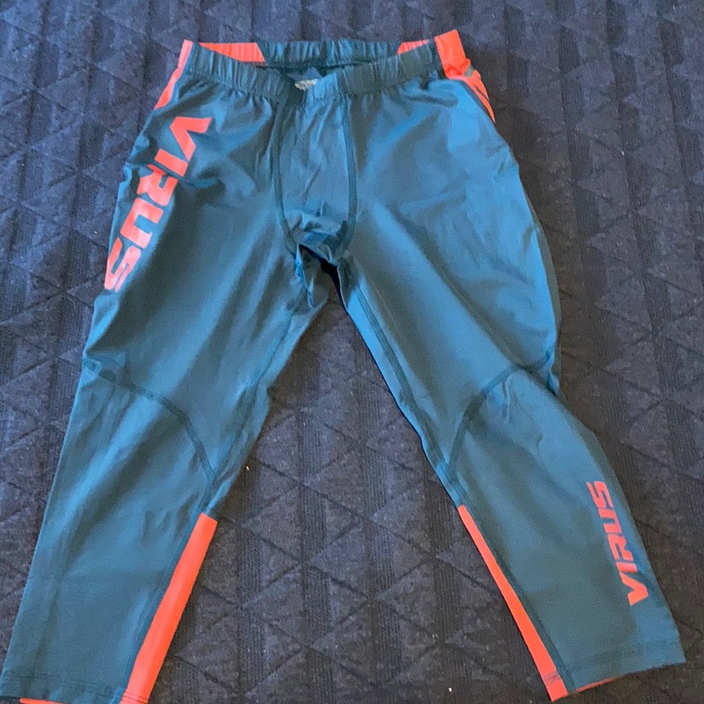 Virus men’s size medium 3/4 compression pants.